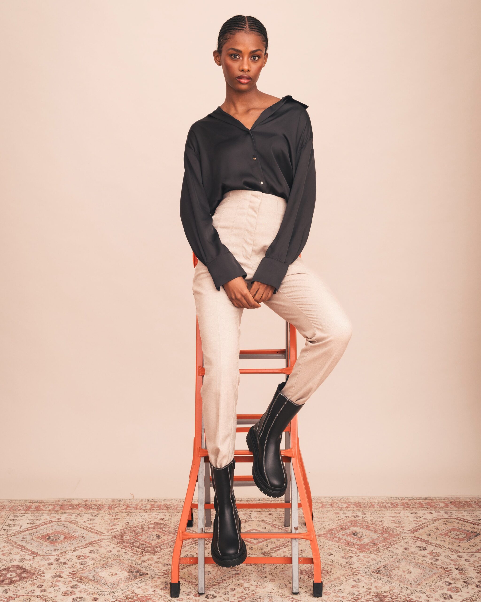 Botte vegan Reiko noire — vue portée plein pied style décontracté