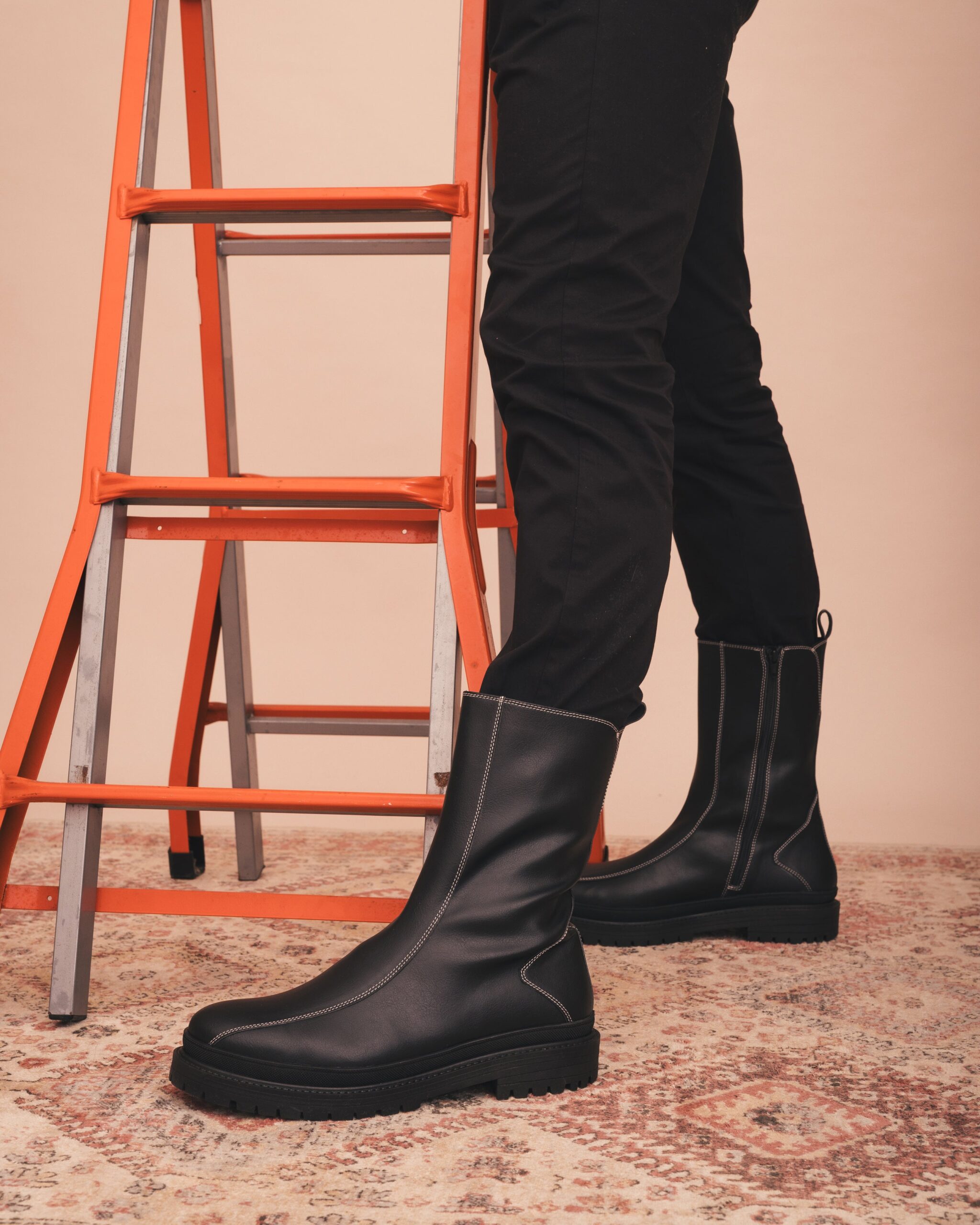 Botte vegan Reiko noire — portée avec pantalon beige